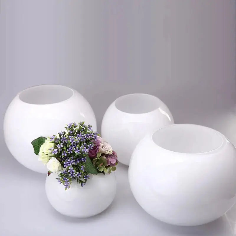 Petit vase boule en verre blanc