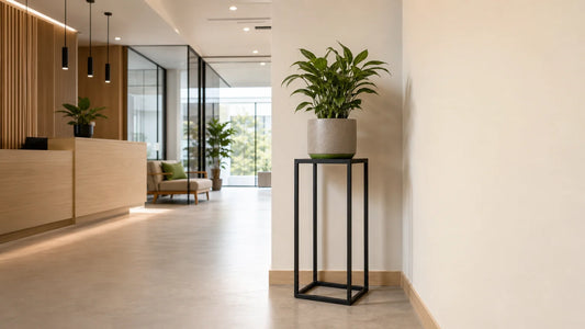 Support de plante métallique dans un hall d’accueil professionnel