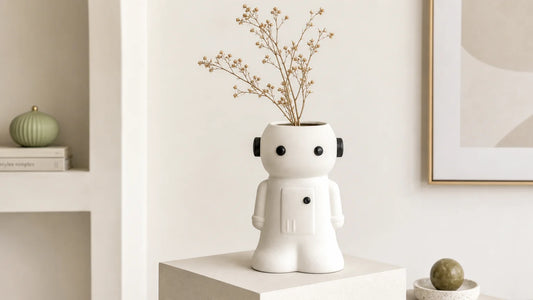 Vase robot en céramique original dans un intérieur contemporain