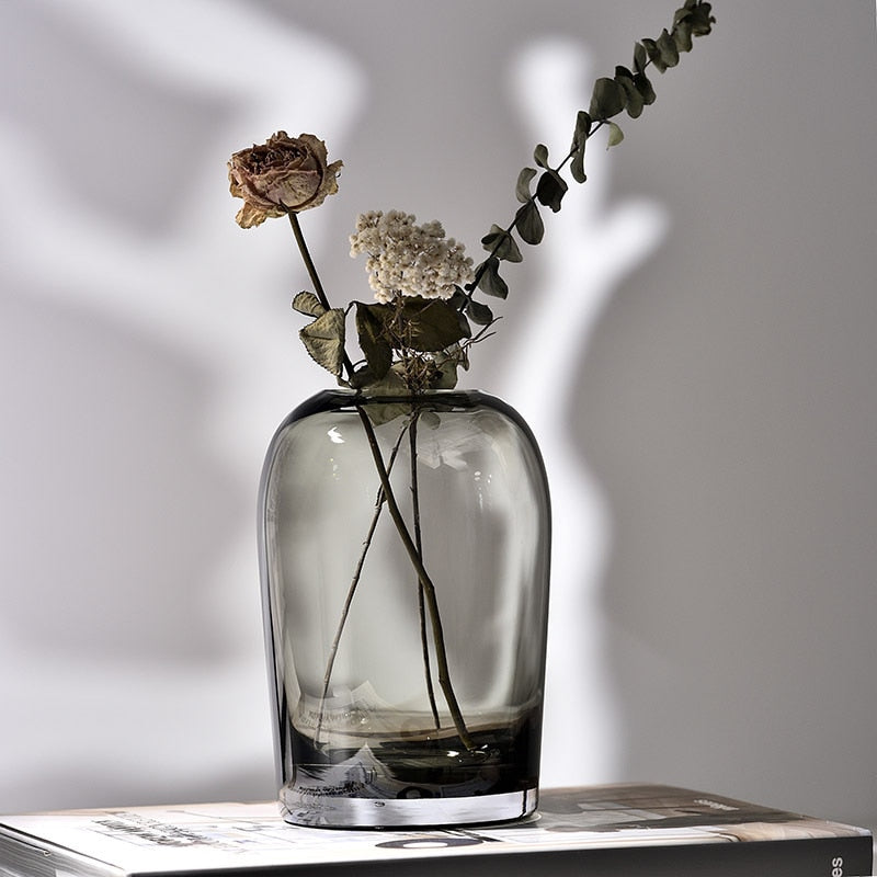 Vase en verre noir