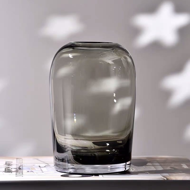 Vase en verre noir