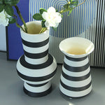 Vase rayé noir et blanc