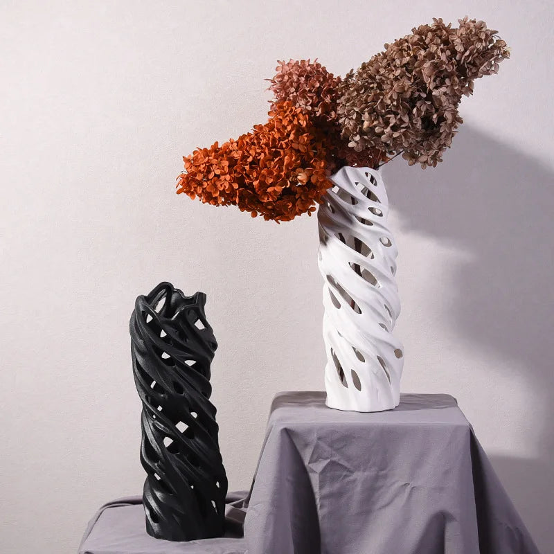 Grand vase avec fleurs séchées