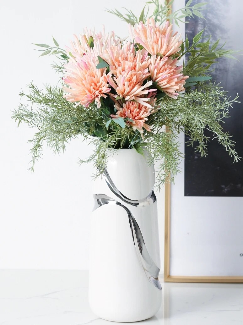 Vase blanc et argent