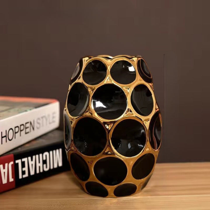 Vase noir doré