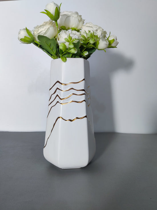 Vase doré et blanc