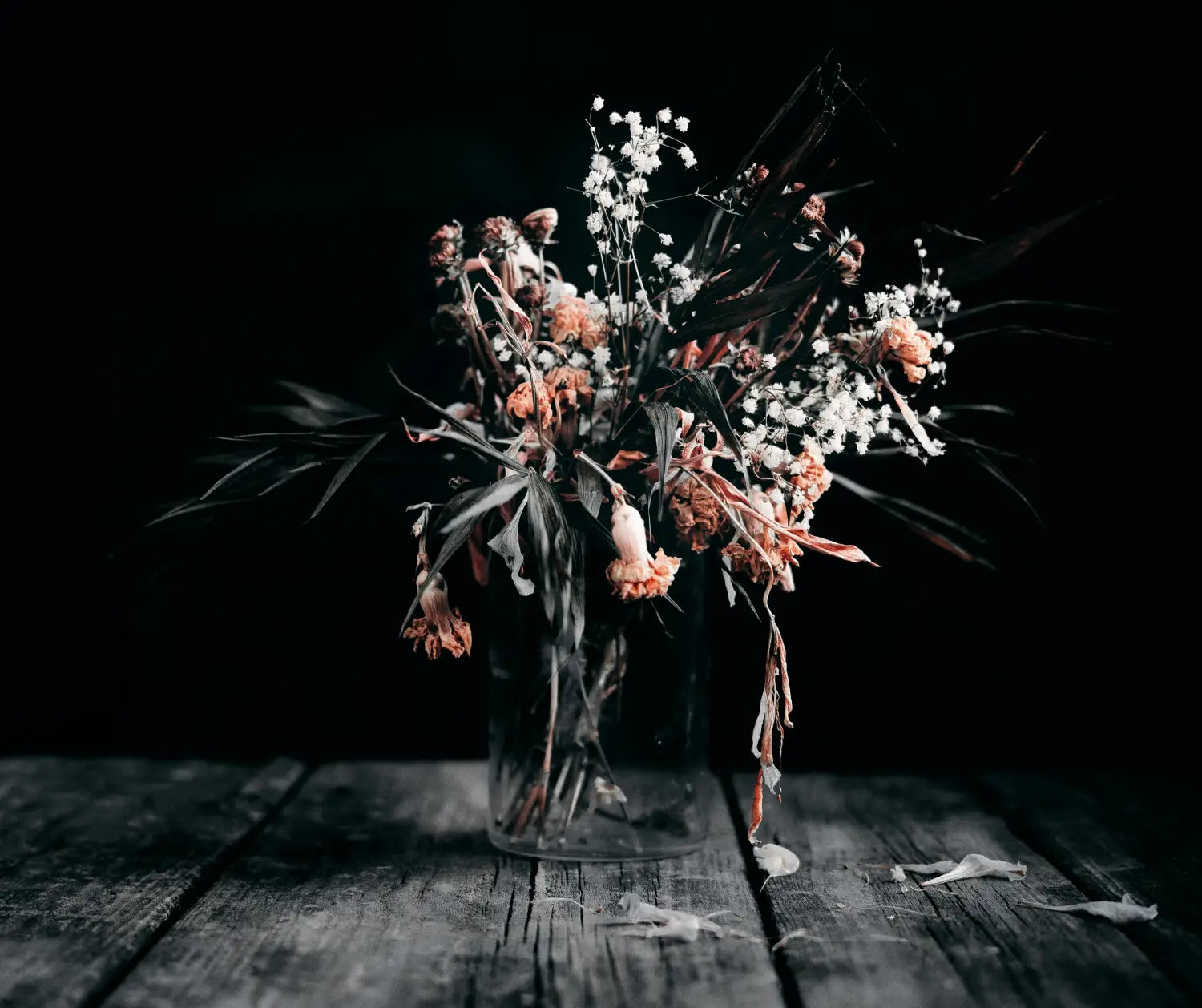 Comment décorer un grand vase en verre transparent ?