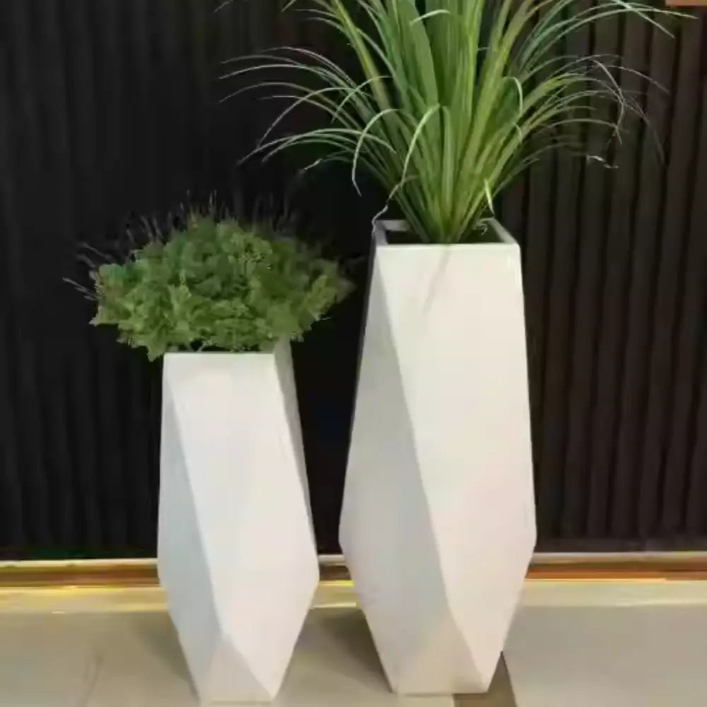 Grand pot de fleur blanc extérieur