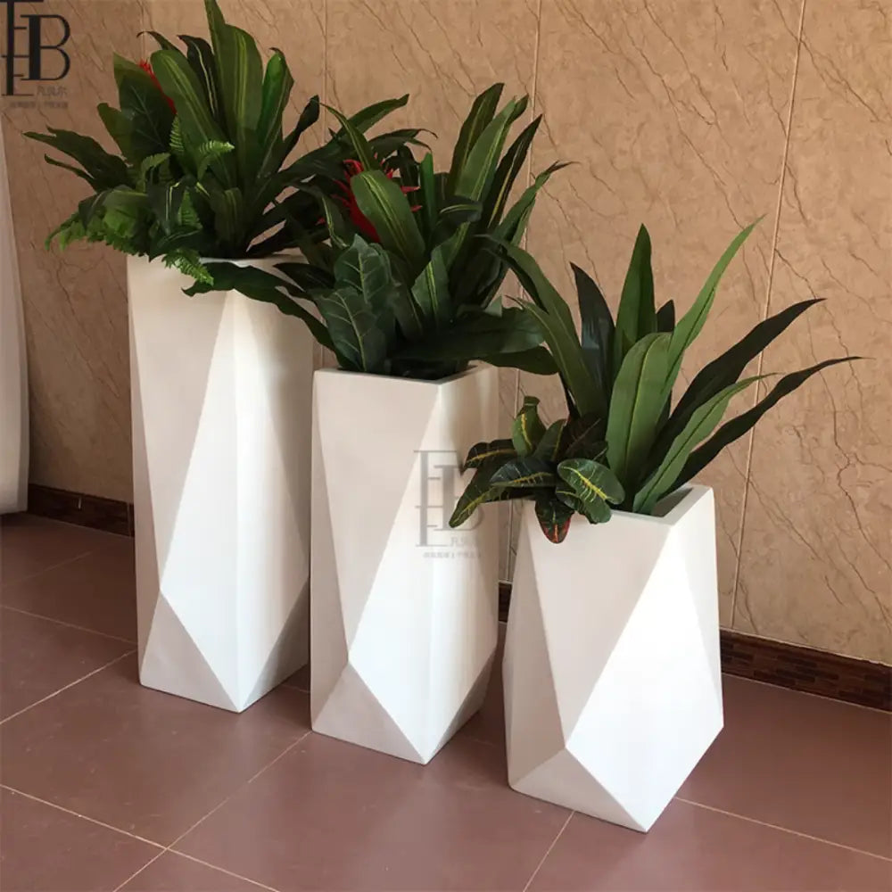 Grand pot de fleur blanc extérieur