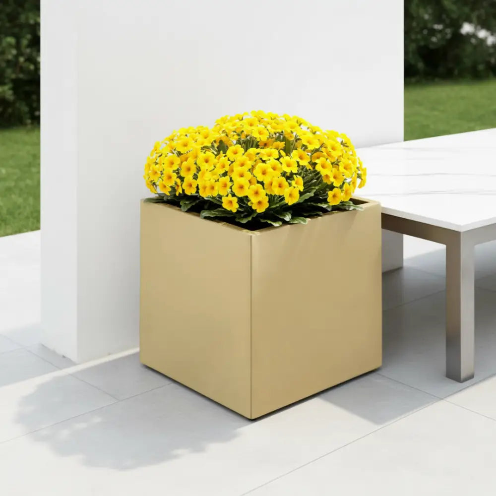 Gros pot de fleur exterieur carré