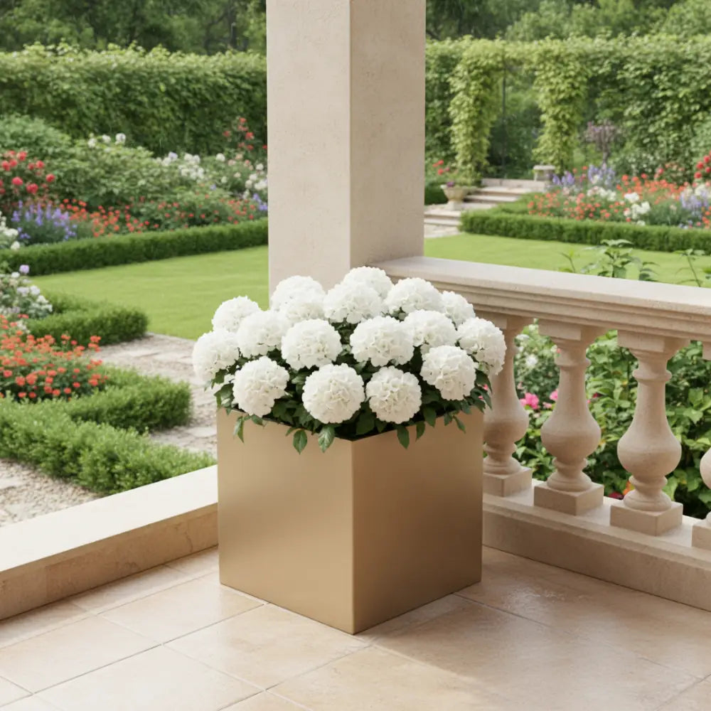 Gros pot de fleur exterieur carré
