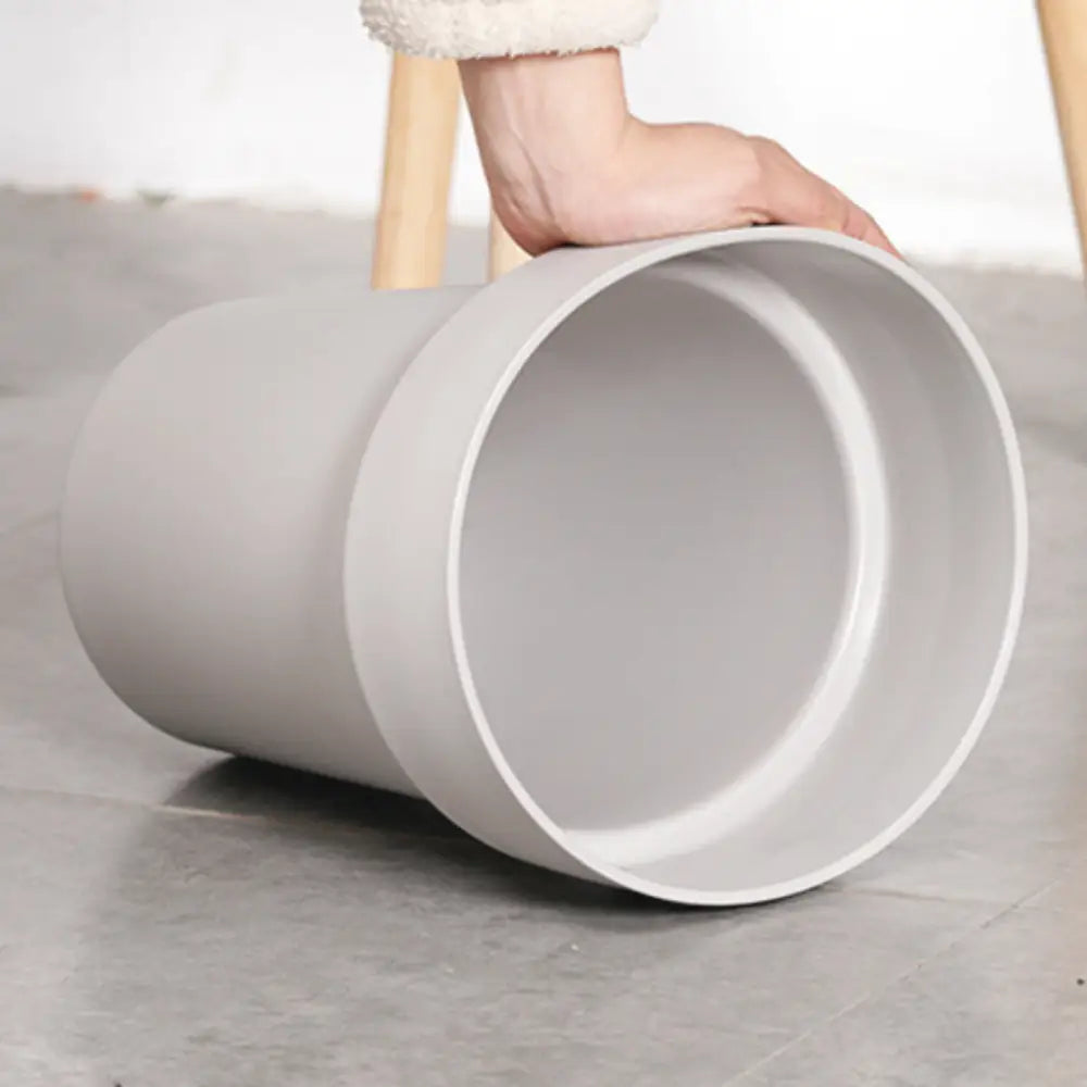 Pot de fleur en plastique gris