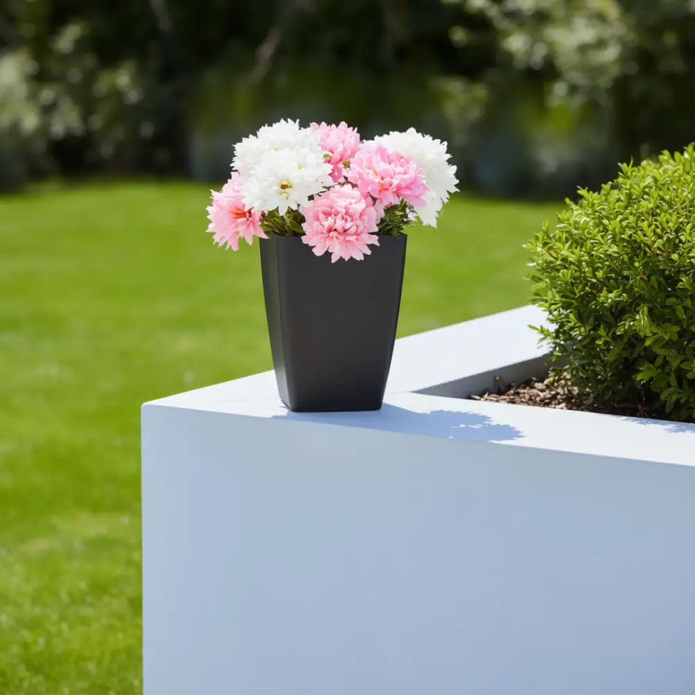 Pot de fleur en plastique noir