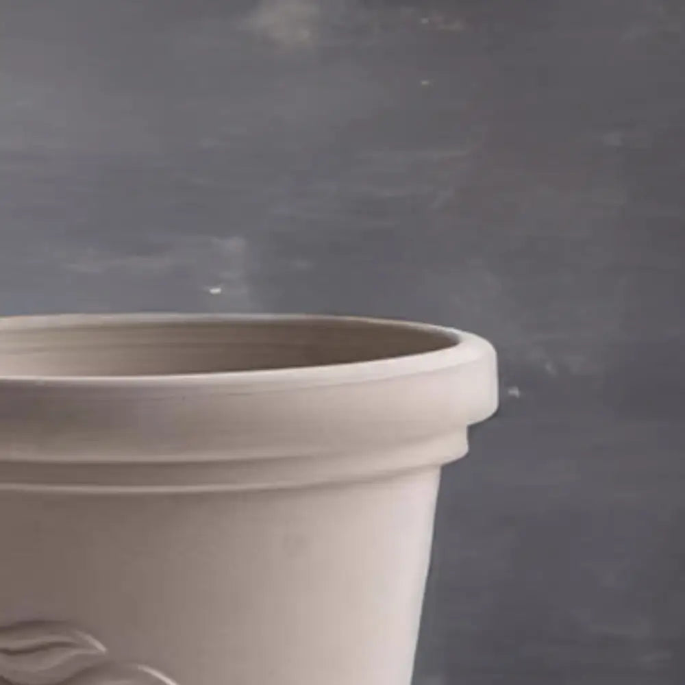 Pot de fleur en terre cuite gris