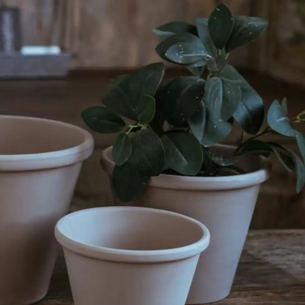 Pot de fleur en terre cuite gris