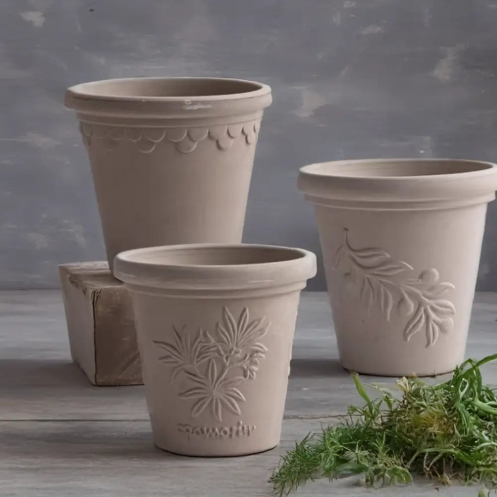 Pot de fleur en terre cuite gris
