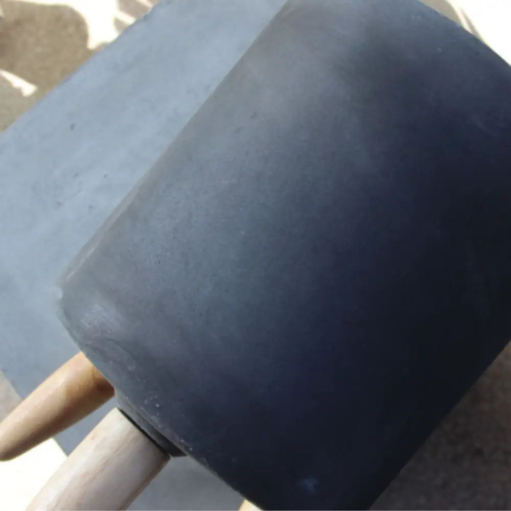 Pot de fleur noir sur pied