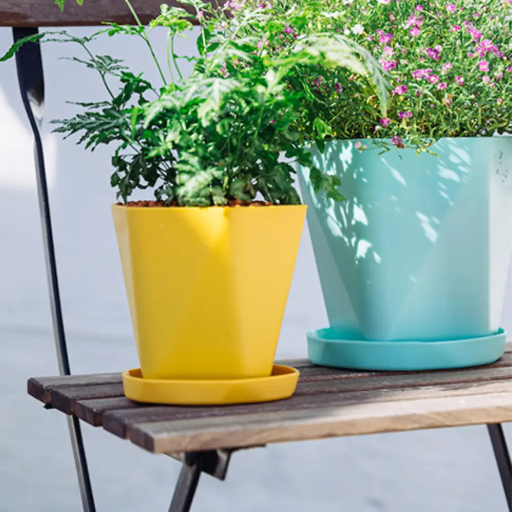 Pot de fleur plastique jaune