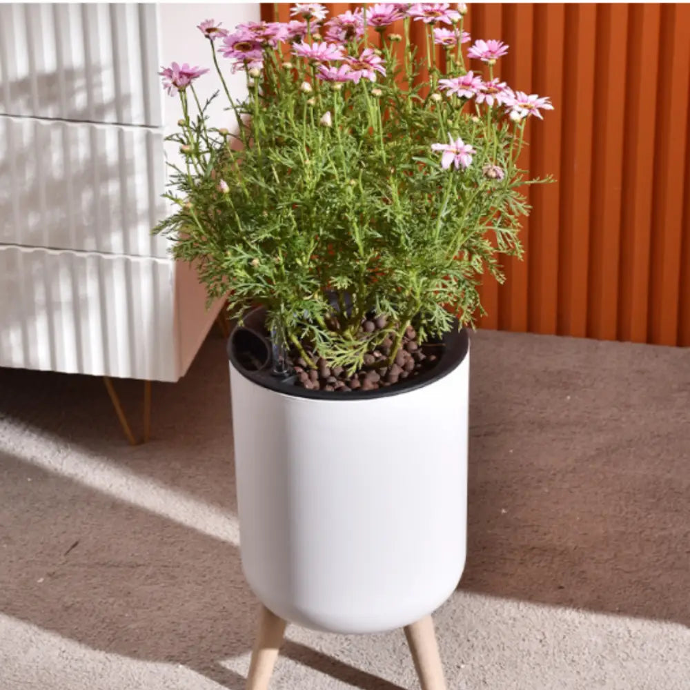 Pot de fleur sur pied blanc