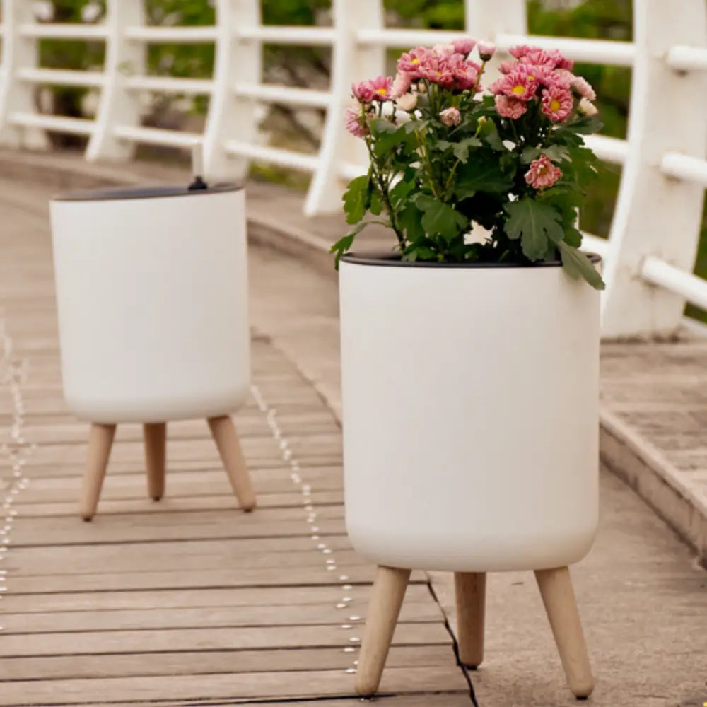 Pot de fleur sur pied blanc