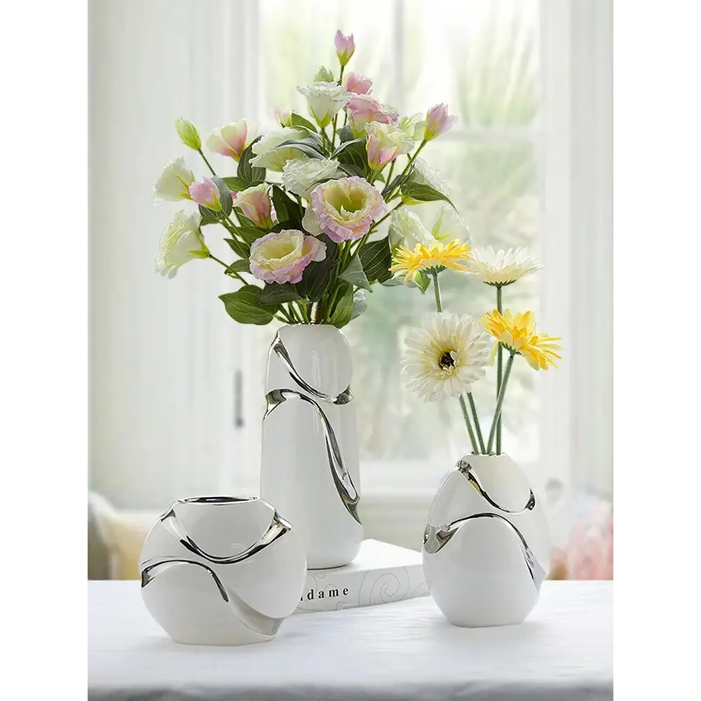 Vase blanc et argent