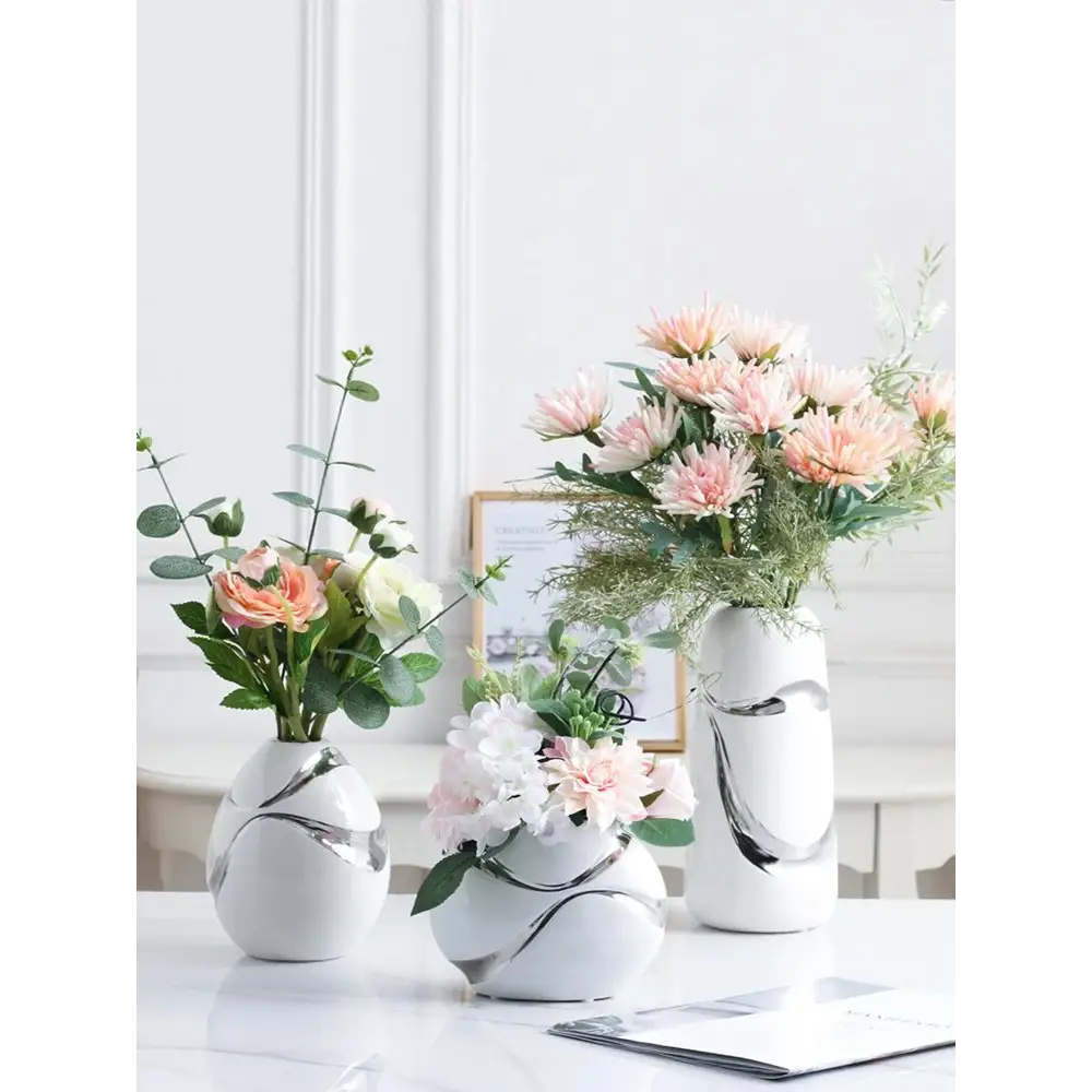 Vase blanc et argent