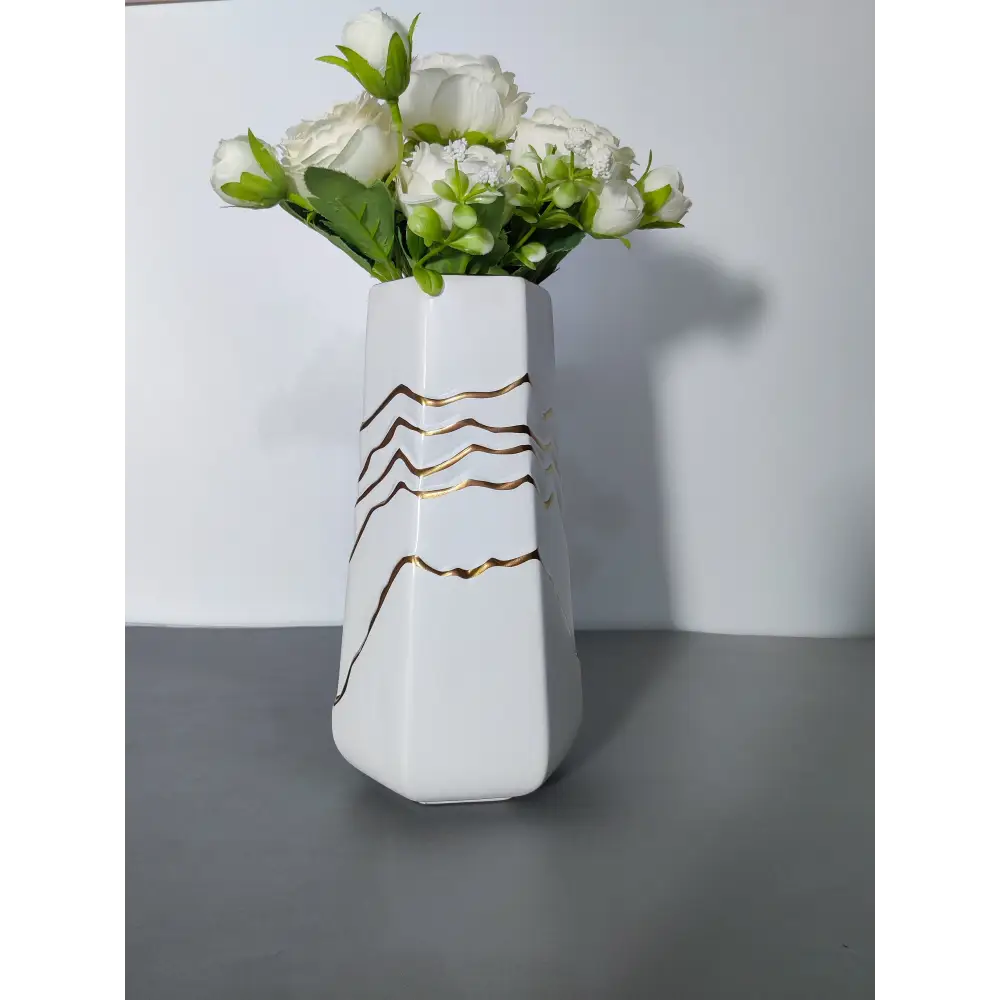 Vase doré et blanc