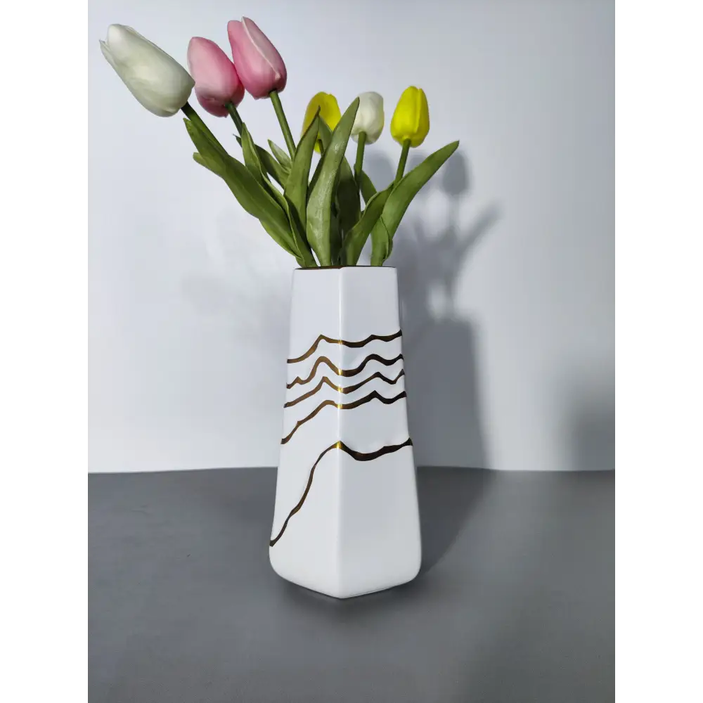 Vase doré et blanc