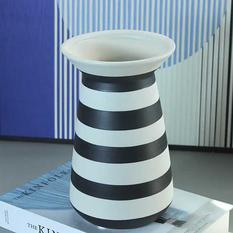 Vase rayé noir et blanc